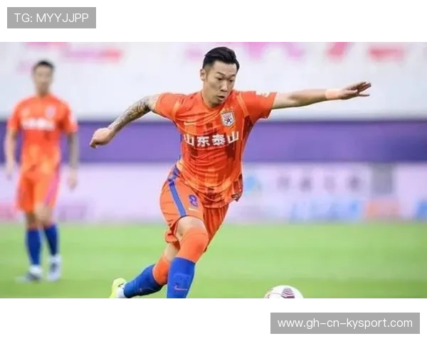 上海海港李明突破助攻,徐新射门建功,助力球队大胜 上海海港李明突破助攻,徐新射门建功,助力球队大胜